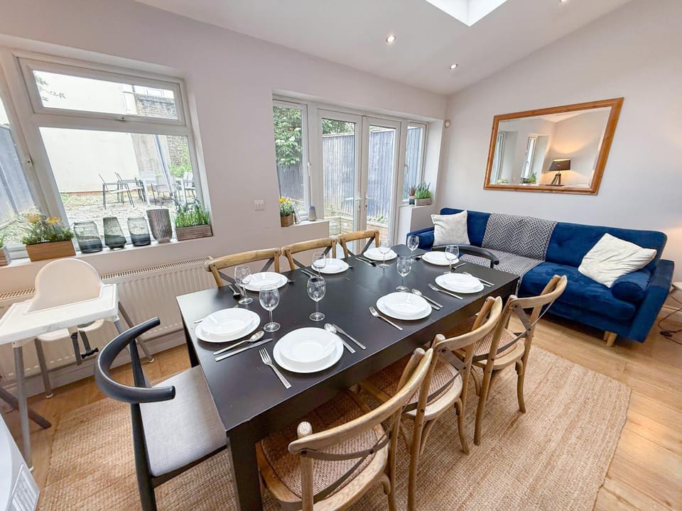 Property building, Garden, View (from property/room), Living room, Decorative detail, Seating area, Dining area, heating, internet