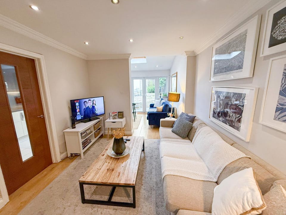 TV and multimedia, Living room, Decorative detail, Seating area, heating, internet, storage
