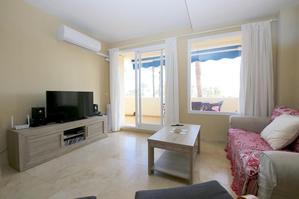 TV and multimedia, Living room, Seating area, air conditioner