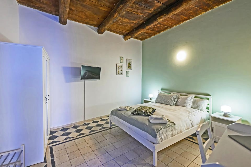 Bed, TV and multimedia, Bedroom, towels