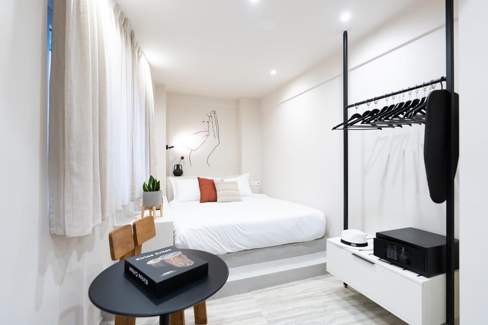 Photo of the whole room, Bedroom, wardrobe