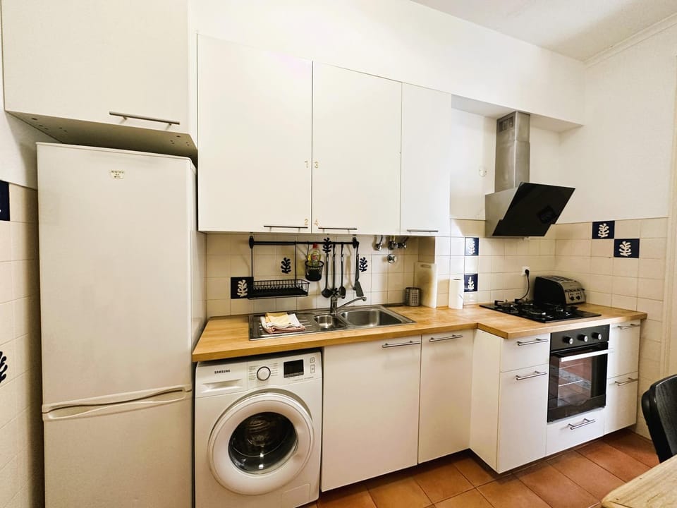 Kitchen or kitchenette, Dining area, pet friendly, stove, toaster, washing machine