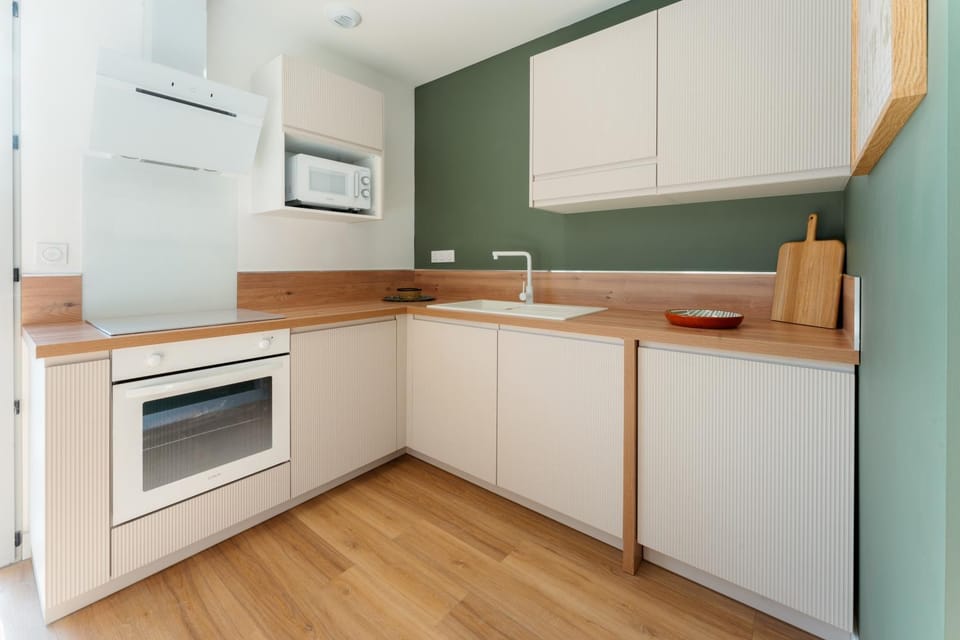 Kitchen or kitchenette, dishwasher, oven, stove