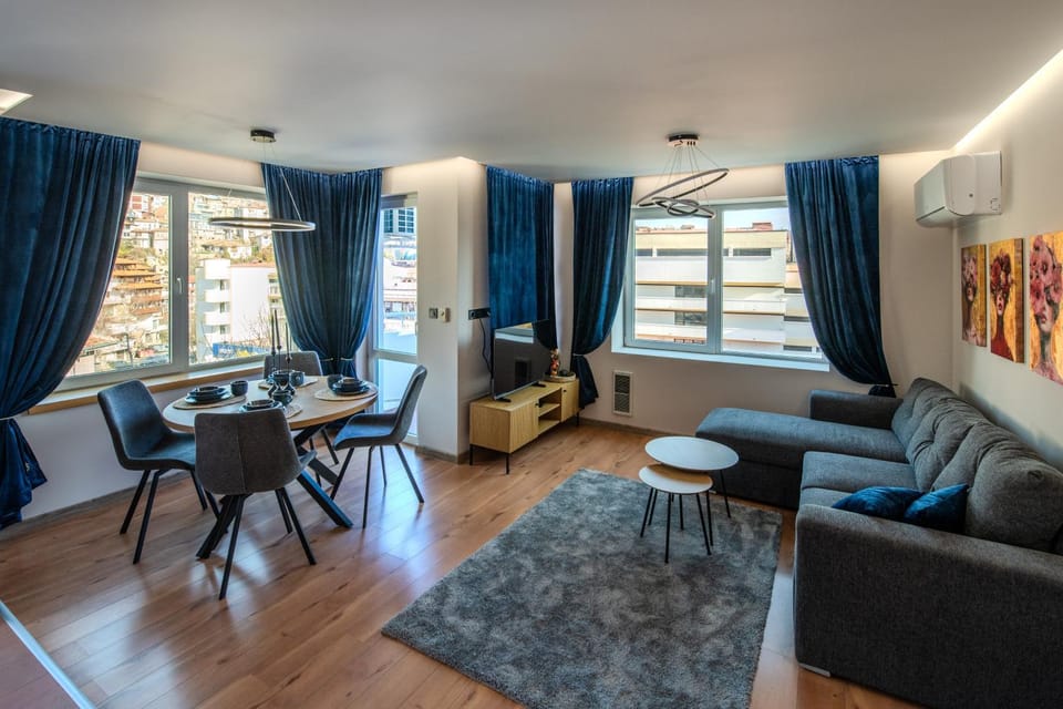Nearby landmark, Communal lounge/ TV room, Balcony/Terrace, Landmark view, Landmark view, internet