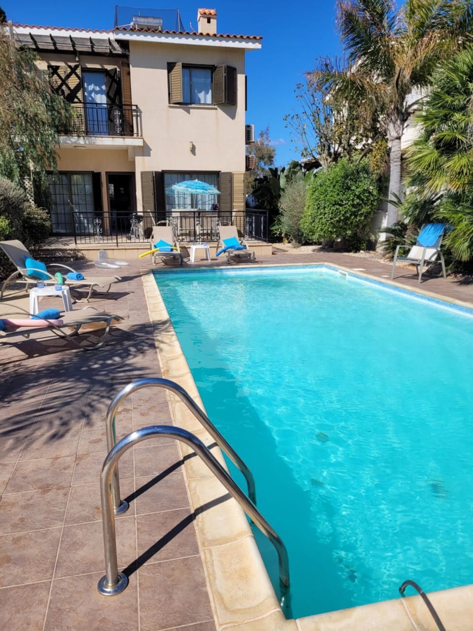 Property building, Patio, Day, Pool view, Swimming pool, sunbed