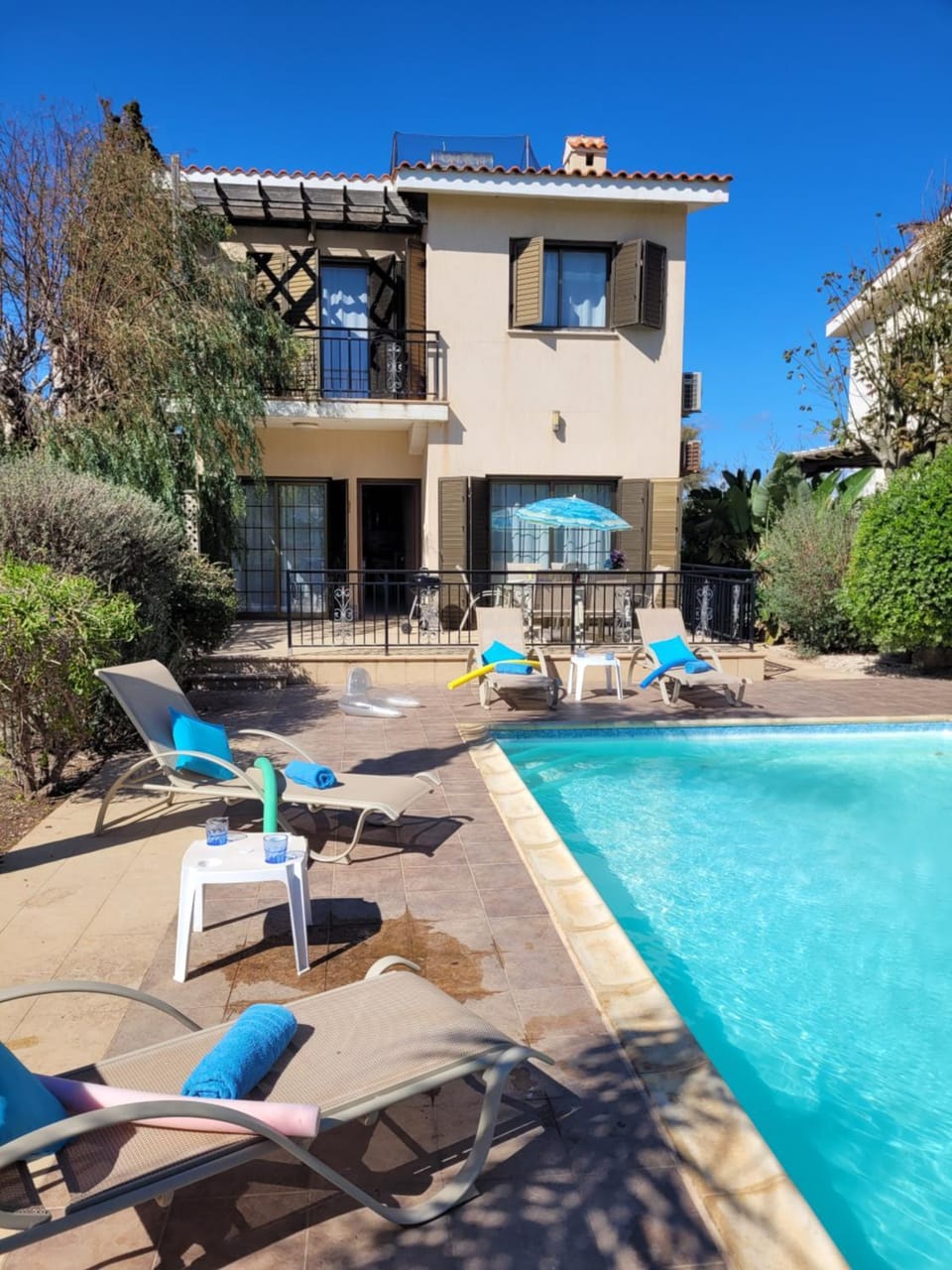 Property building, Day, Pool view, Swimming pool