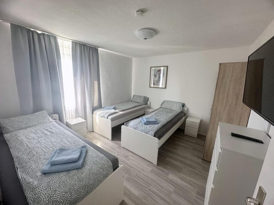 Bed, TV and multimedia, Photo of the whole room, Evening entertainment, Bedroom, towels