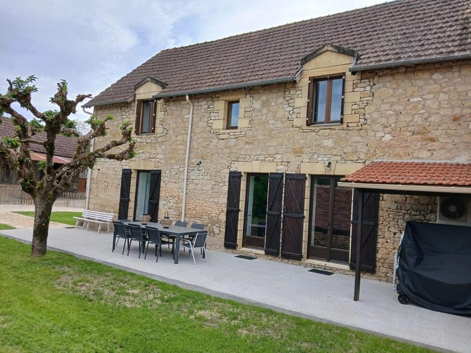 Property building, Patio, Day, Dining area