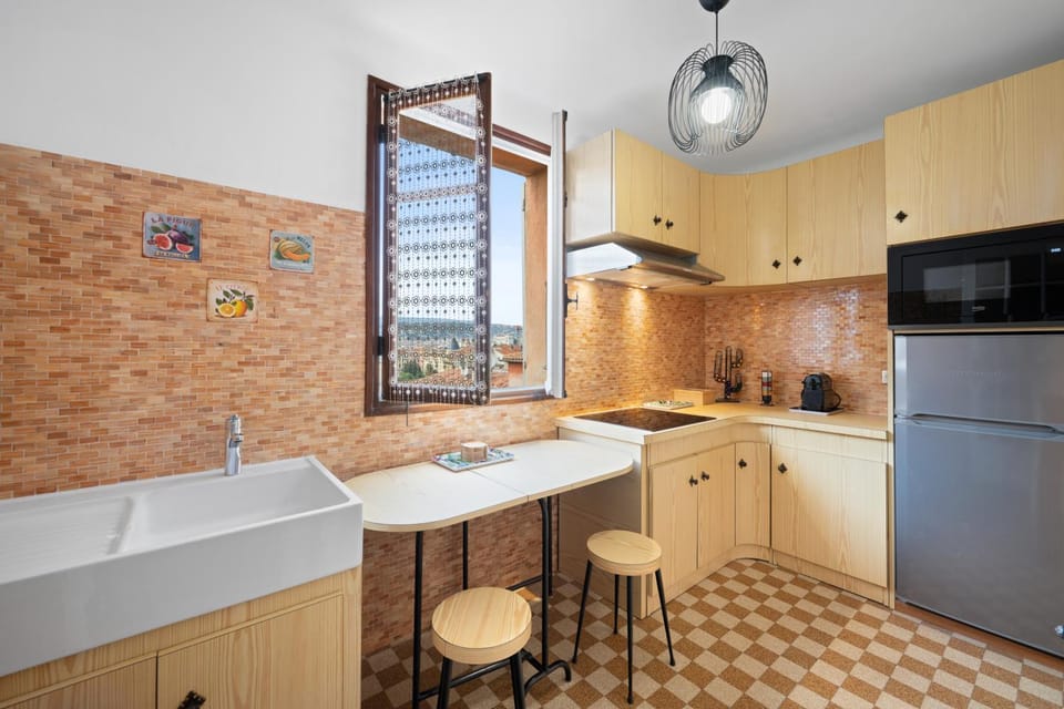 Kitchen or kitchenette, Dining area, stove