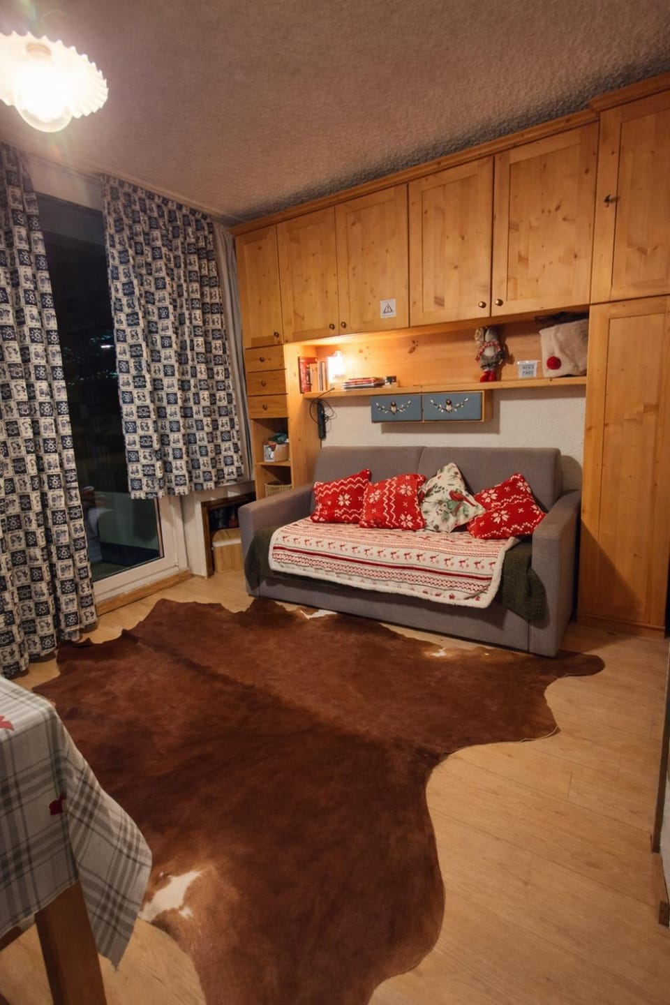 Bed, Living room, Photo of the whole room, Seating area, Bedroom, wardrobe