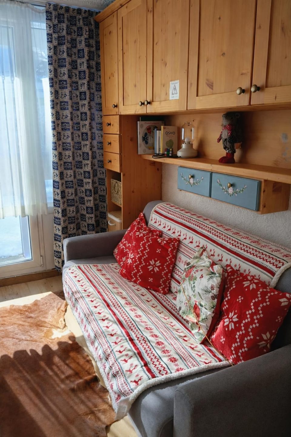 Bed, Living room, wardrobe