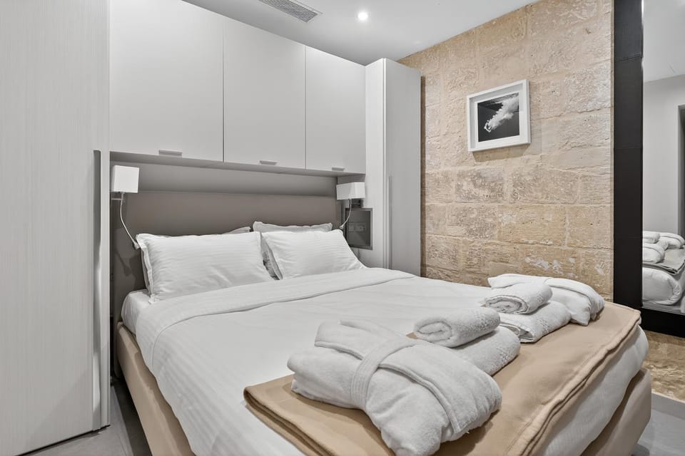 Bed, Bedroom, towels