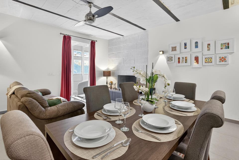 Living room, Seating area, Dining area