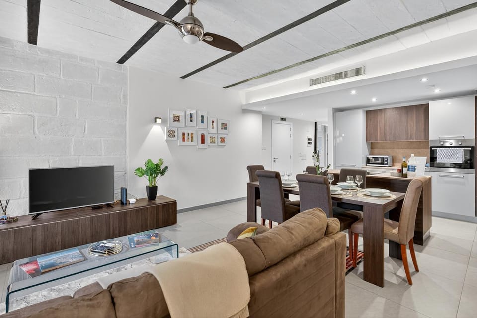 TV and multimedia, Kitchen or kitchenette, Living room, Seating area, Dining area, Evening entertainment