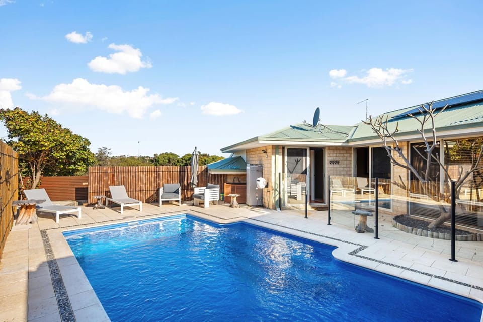 Property building, Patio, Day, Pool view, Swimming pool, sunbed
