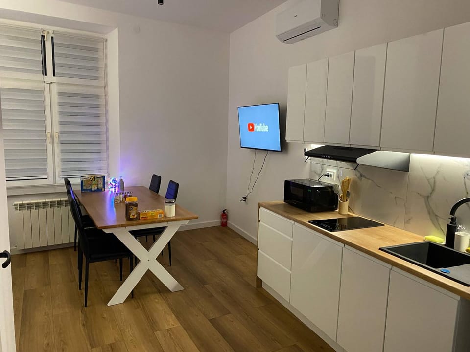 TV and multimedia, Coffee/tea facilities, Kitchen or kitchenette, Living room, Seating area, Dining area, air conditioner