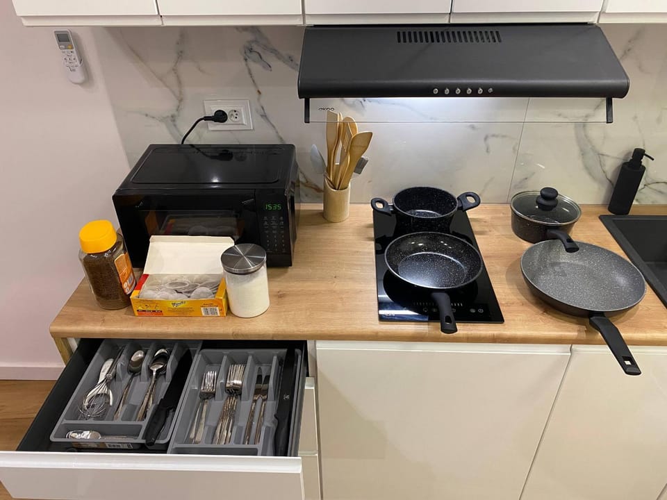 Coffee/tea facilities, Kitchen or kitchenette, Communal kitchen, microwave, stove, kitchen