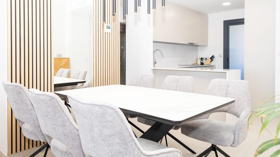 Kitchen or kitchenette, Dining area