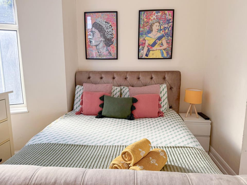 Property building, Bed, Decorative detail, Bedroom, flat iron, heating, towels, wardrobe