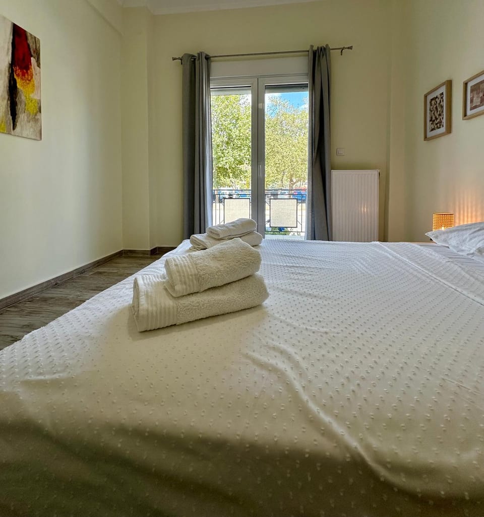 Bed, Photo of the whole room, Bedroom, towels