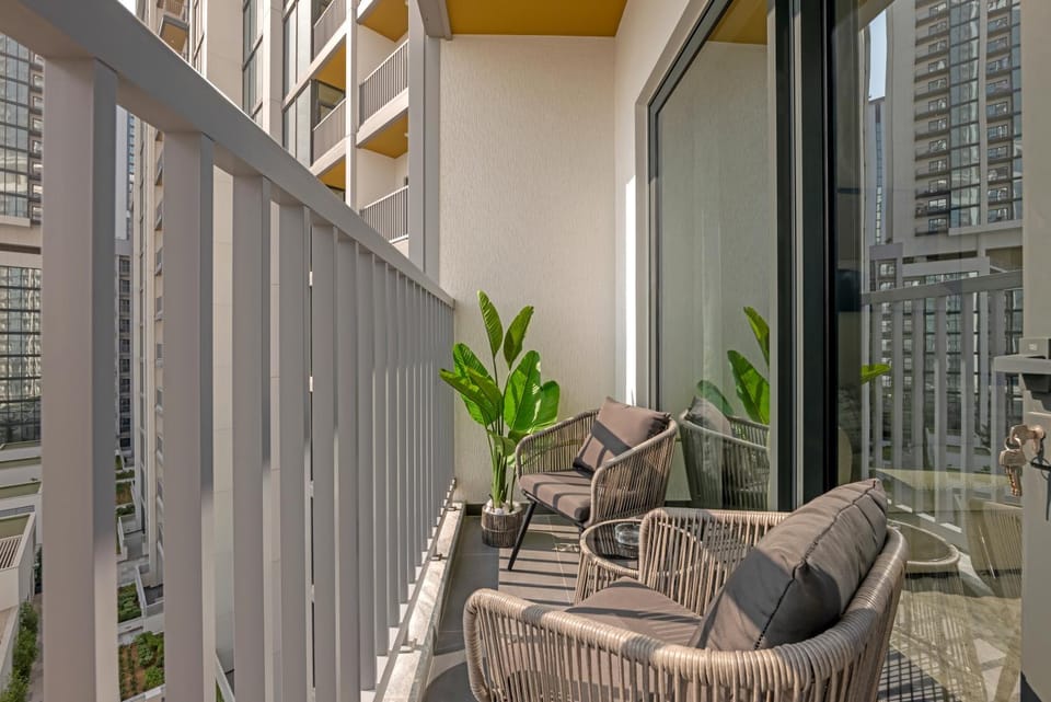 Waves - Modern & Cozy 1BR Apt Close to Down Town Dubai Apartment in Dubai