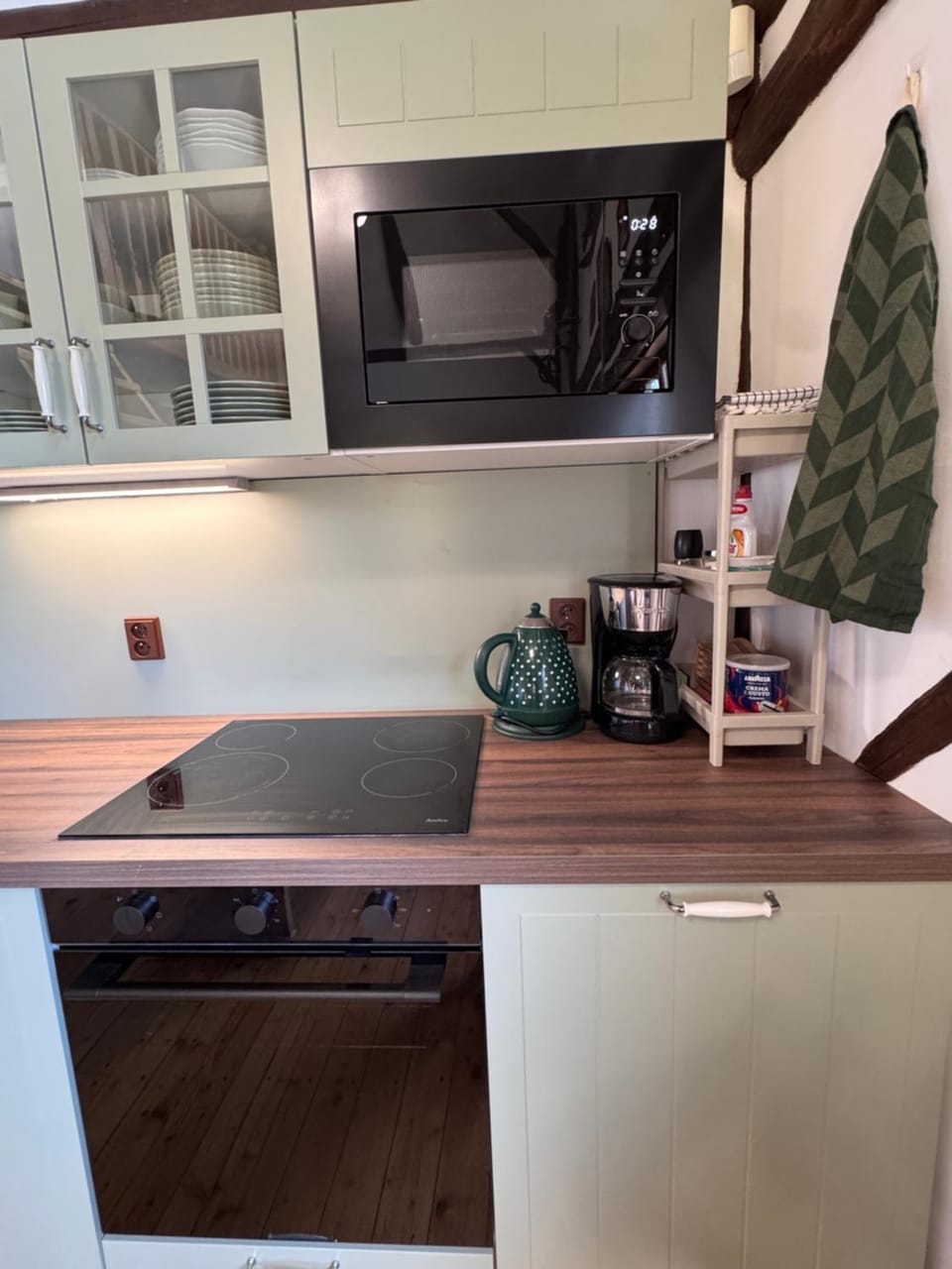 Coffee/tea facilities, Kitchen or kitchenette, stove