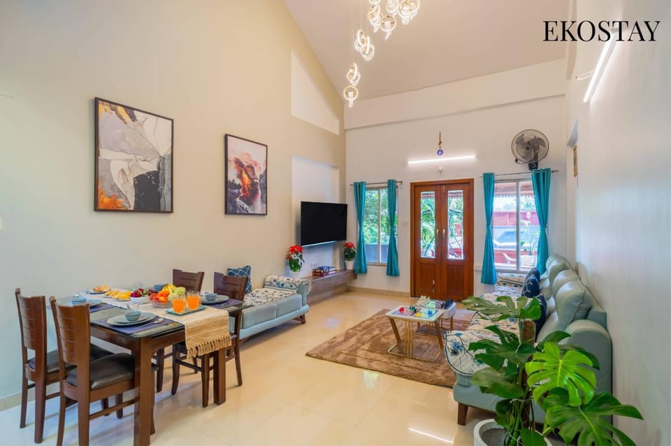 Communal lounge/ TV room, TV and multimedia, Living room, Seating area, Dining area, Evening entertainment