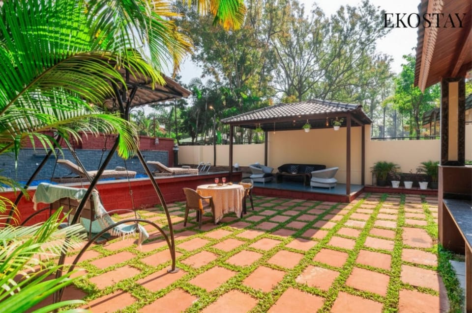 Property building, Spring, Day, Garden, Garden view, sunbed