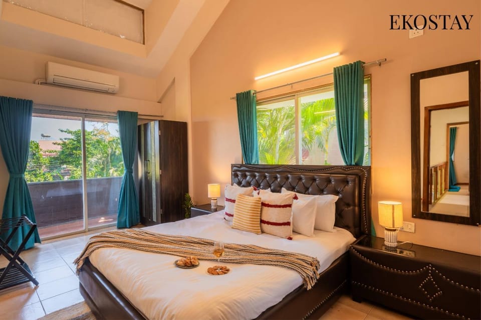 Bed, Photo of the whole room, Bedroom, towels, air conditioner