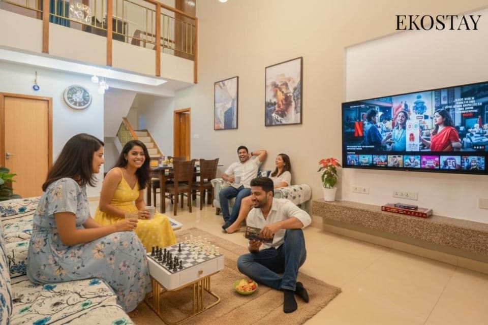 People, TV and multimedia, Living room, Seating area, Guests, group of guests, Family