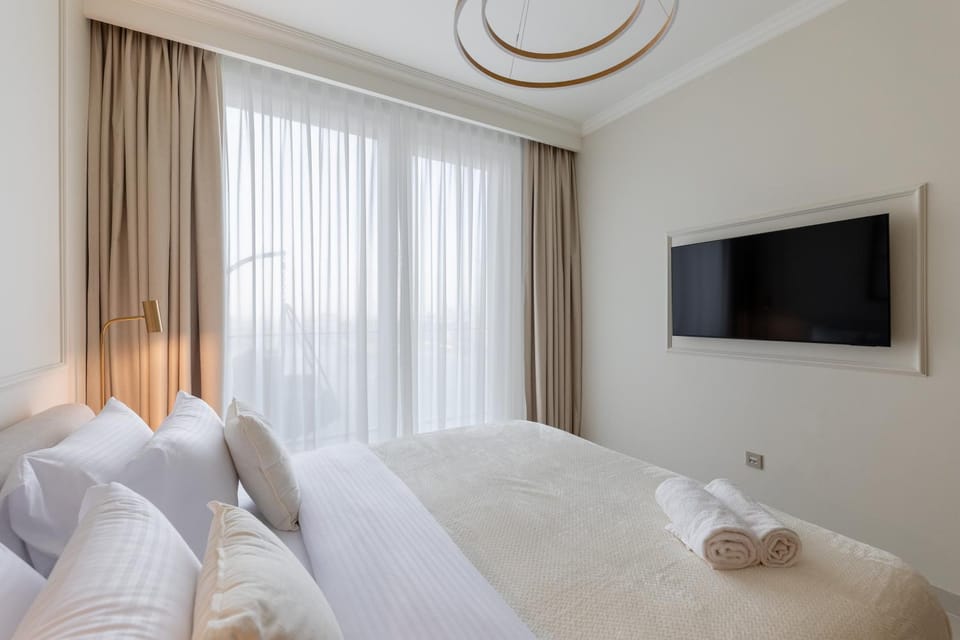 Chic 1BR Sea View, Palace Beach Residence Apartment in Dubai