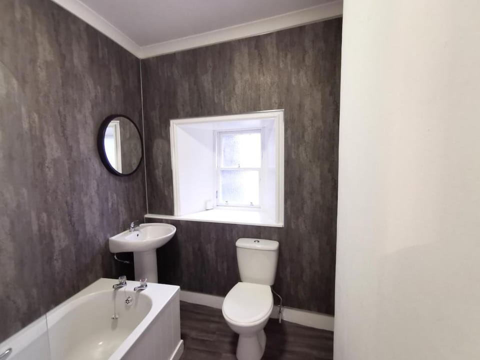 High Street Hideaway Apartment in Kirkcaldy