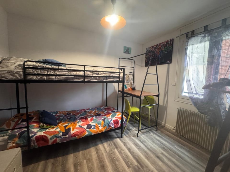 Bedroom, bunk bed