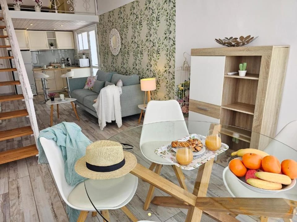 Kitchen or kitchenette, Living room, Dining area