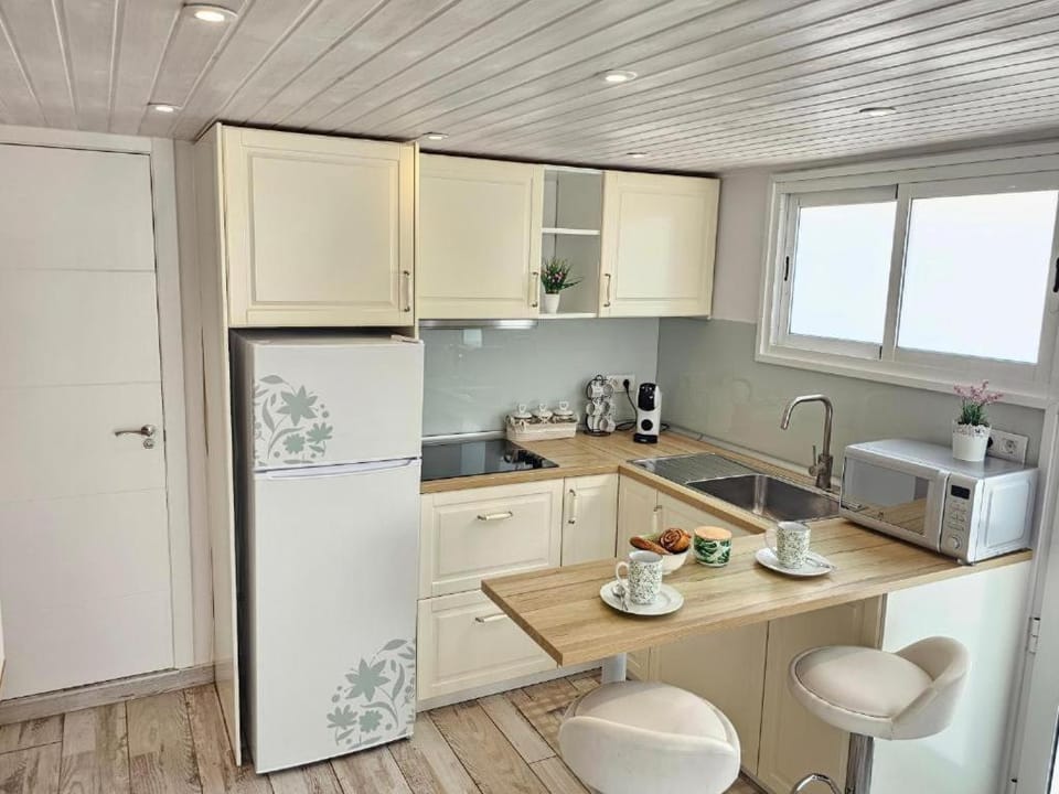 Kitchen or kitchenette, Dining area, stove