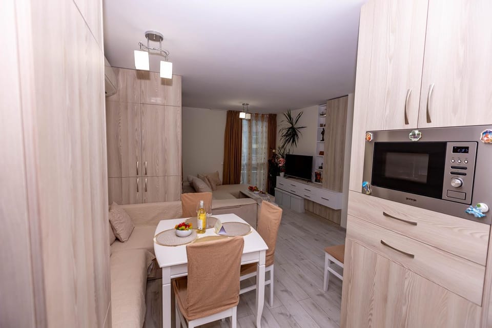 Kitchen or kitchenette, Seating area, dishwasher, oven, stove