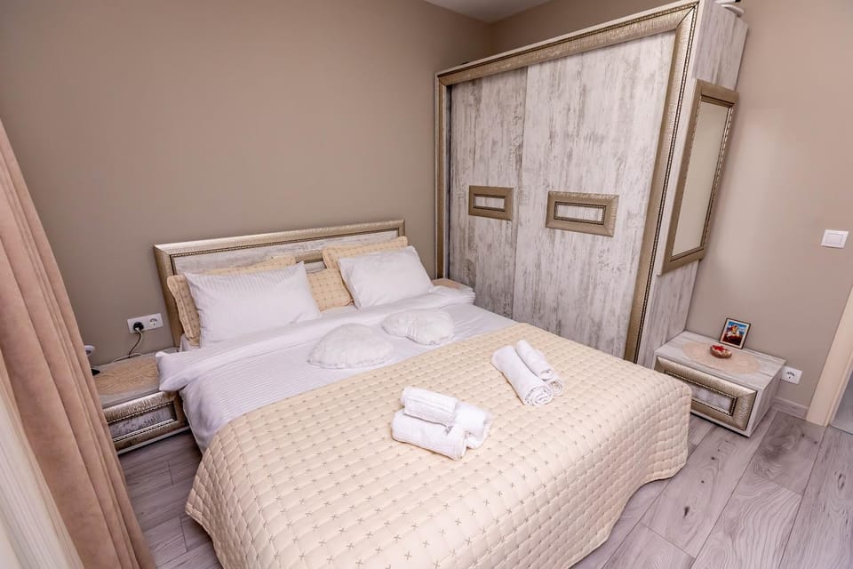 Bedroom, towels, wardrobe