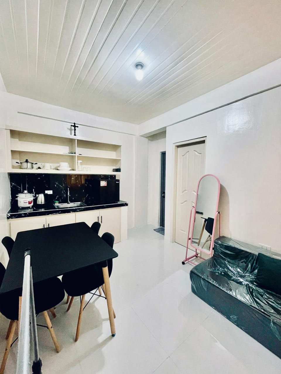 Kitchen or kitchenette, Dining area