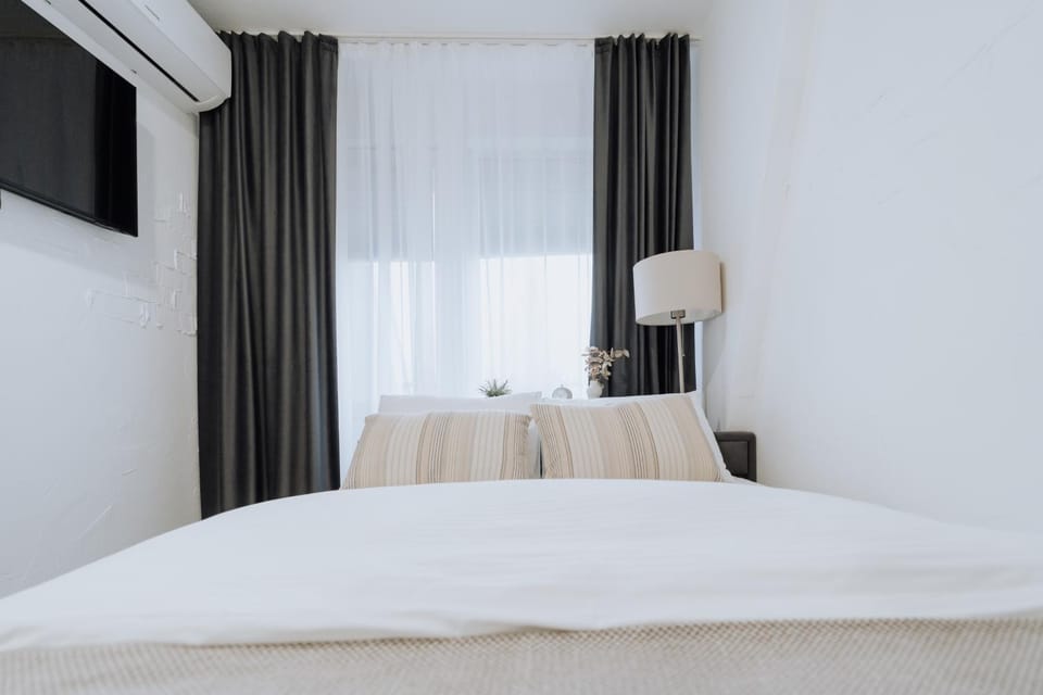 Bed, Bedroom, air conditioner