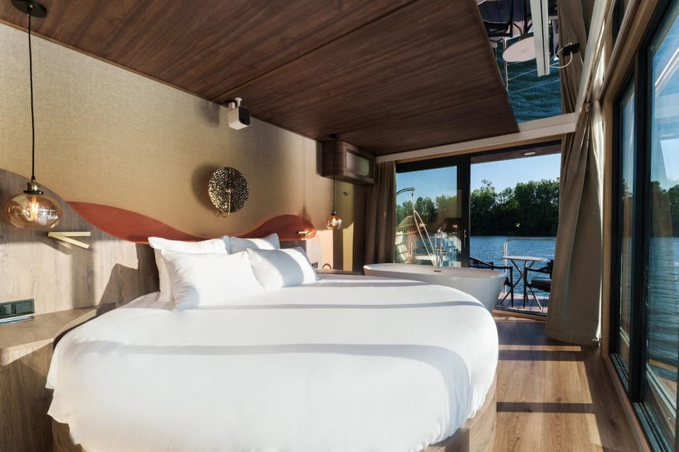 Bed, Natural landscape, Photo of the whole room, Lake view