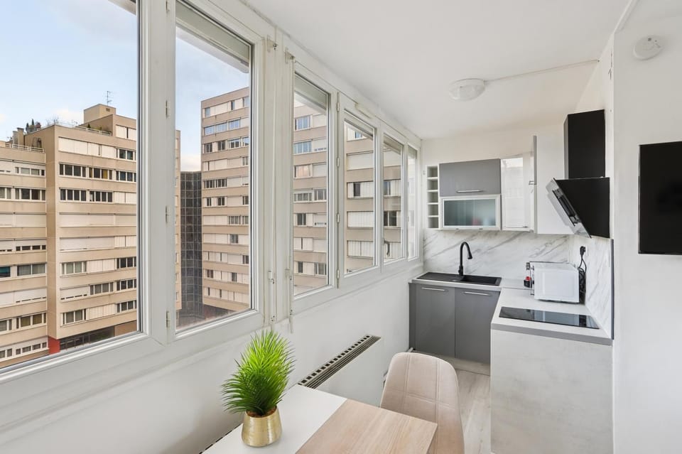 View (from property/room), Balcony/Terrace, Kitchen or kitchenette, Dining area, stove