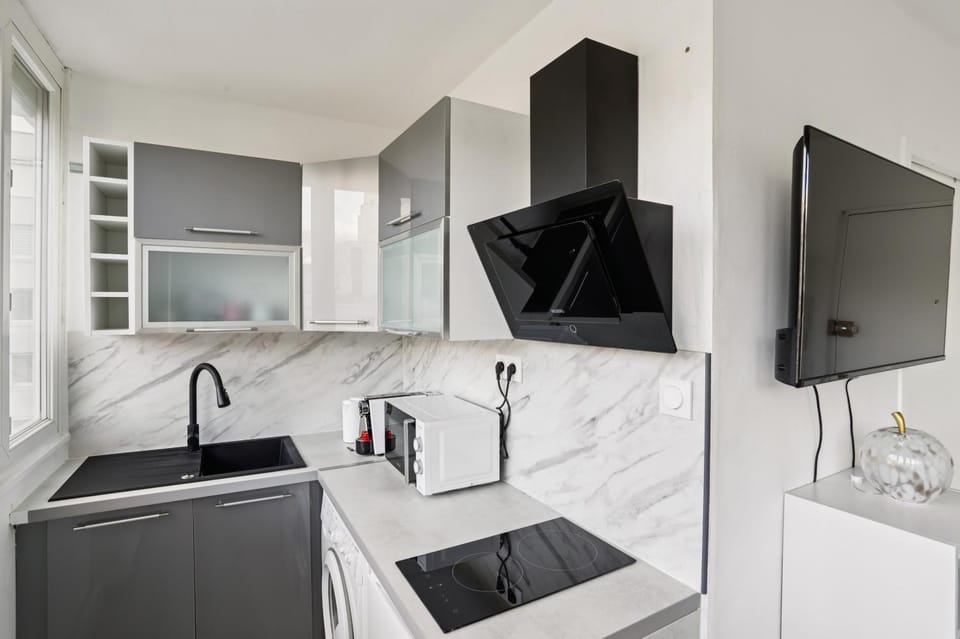 Coffee/tea facilities, Kitchen or kitchenette, stove