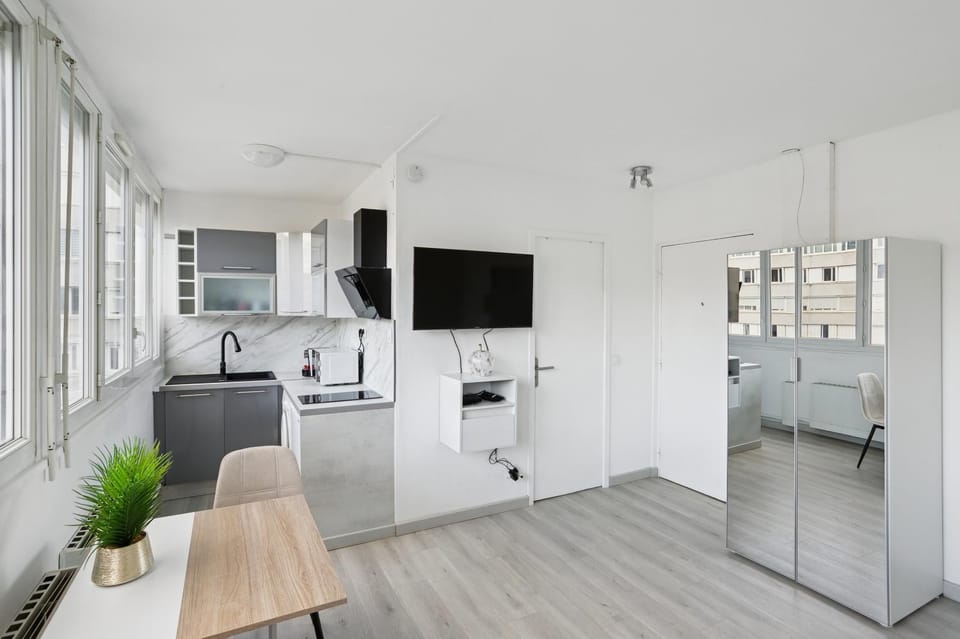 TV and multimedia, Kitchen or kitchenette, Dining area, stove