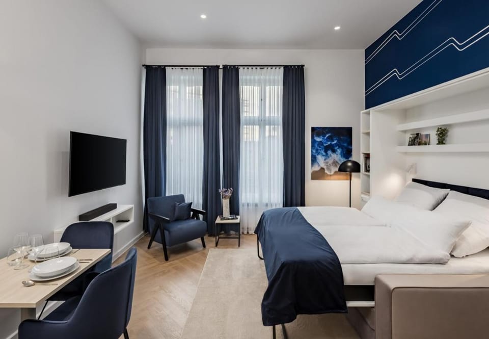 Bed, TV and multimedia, Photo of the whole room, Bedroom