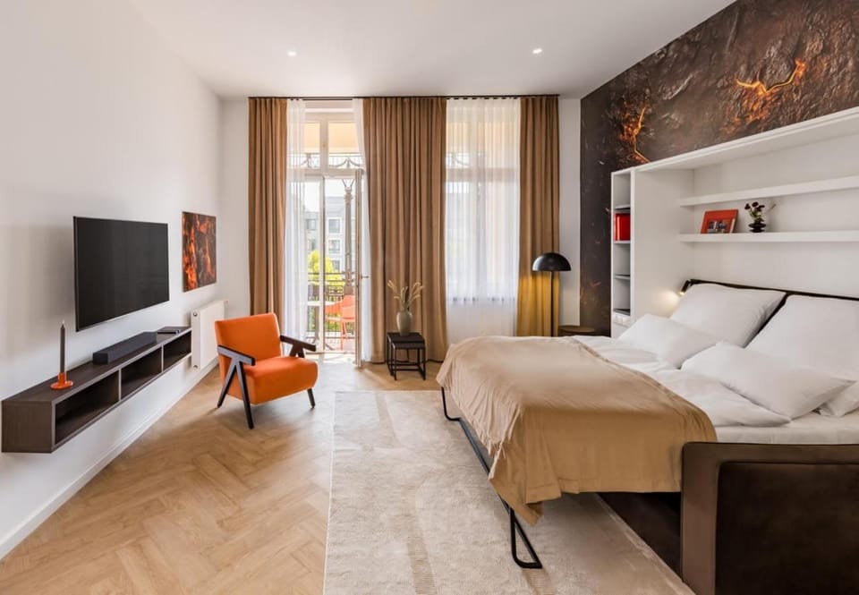 Bed, TV and multimedia, Living room, Photo of the whole room, Seating area, Bedroom