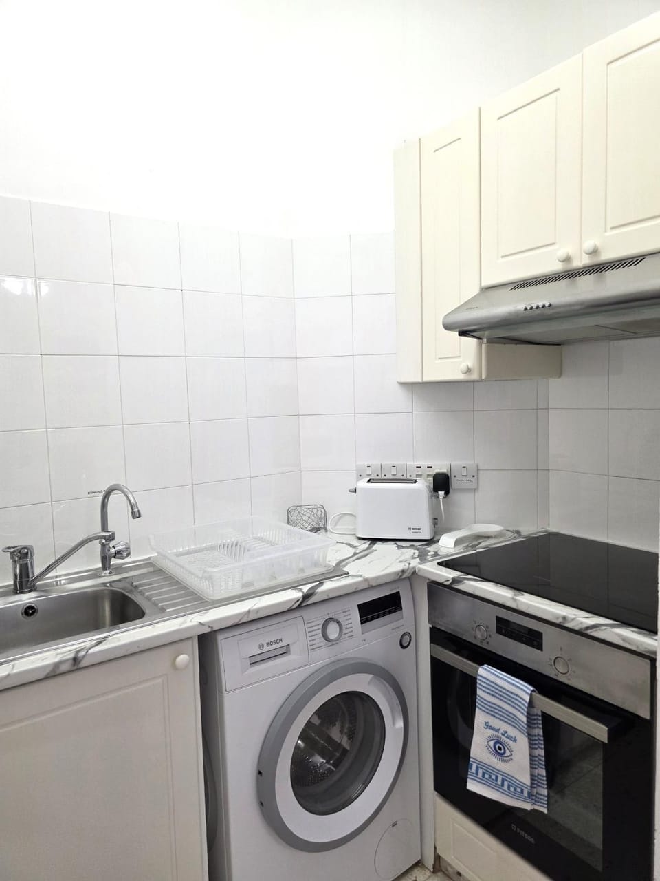 Kitchen or kitchenette, stove, washing machine