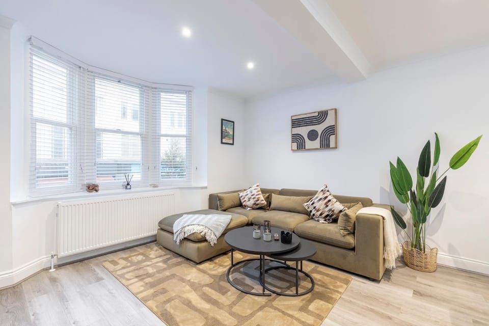 Stylish Central 3BR 2 En-suites Sleeps 6 Apartment in Hove