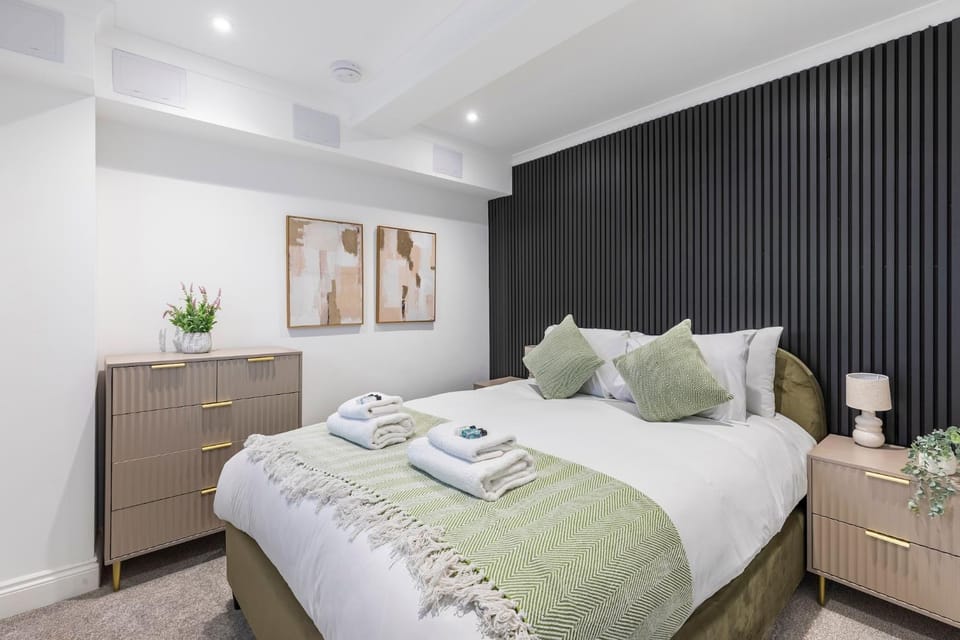 Stylish Central 3BR 2 En-suites Sleeps 6 Apartment in Hove