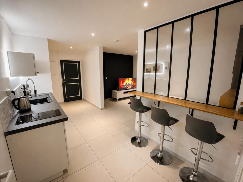 Kitchen or kitchenette, Seating area, Dining area