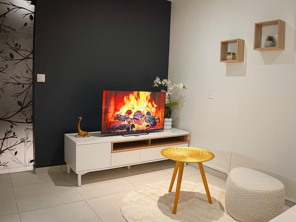 TV and multimedia, Living room, Seating area, flat iron